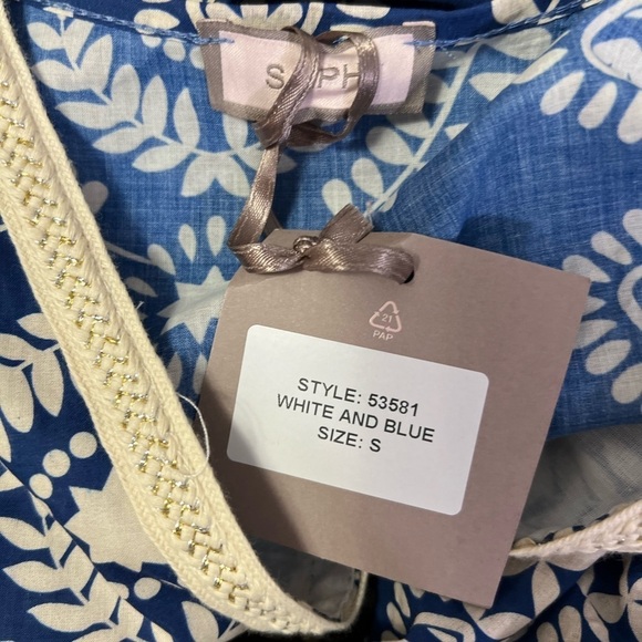 Elegant Blue and White Patterned Dress - Picture 9 of 10